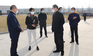 Li Zhaohui, Vice - maire du Gouvernement municipal, s'est rendu dans l'industrie pharmaceutique de Dongcheng pour enquêter sur la prévention et le contrôle des épidémies et reprendre la production.