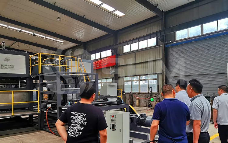 Los clientes visitan la f&aacute;brica